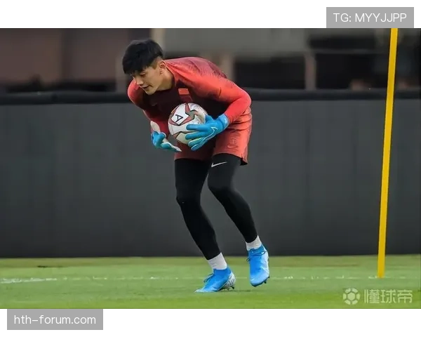 颜骏凌这训练完直接拎着保温杯走人，自律到连奶茶店都不多看一眼